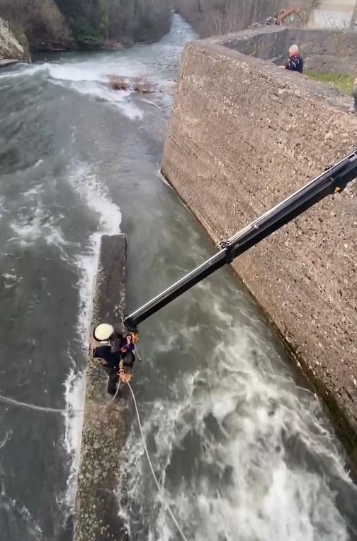 Çay yatağında mahsur kalan köpeği itfaiye kurtardı