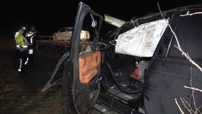 Defalarca takla atan lüks cip hurdaya döndü: 2 yaralı