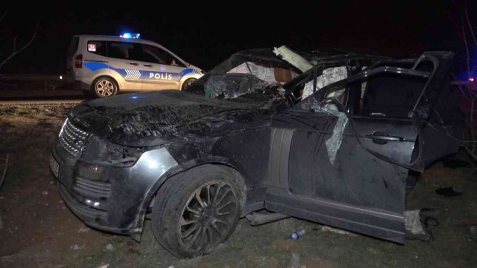 Defalarca takla atan lüks cip hurdaya döndü: 2 yaralı