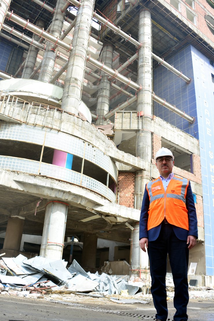 'Dünyanın en saçma binası' çürük çıktı