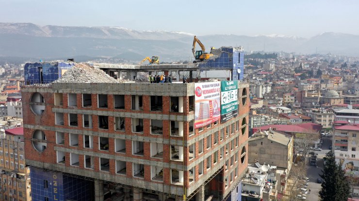 'Dünyanın en saçma binası' çürük çıktı