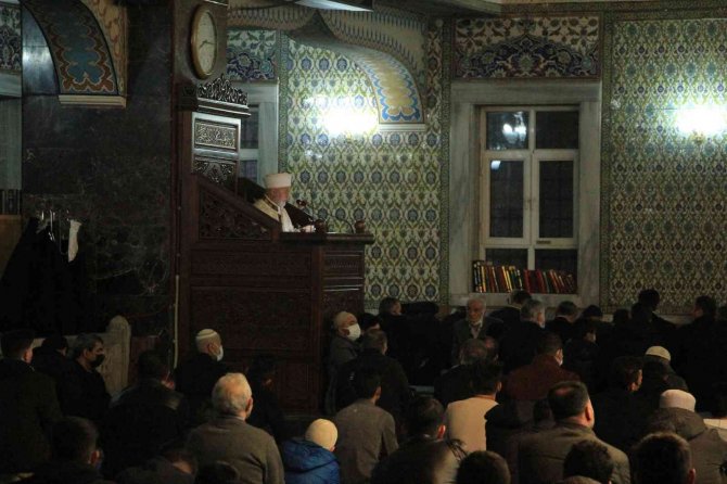 Elazığ’da ilk teravih namazında camiler doldu taştı