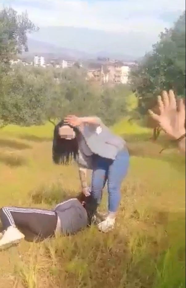 Erkek arkadaşıyla görüşen genç kızı tekme tokat dövüp, cep telefonuyla da kaydettirdi