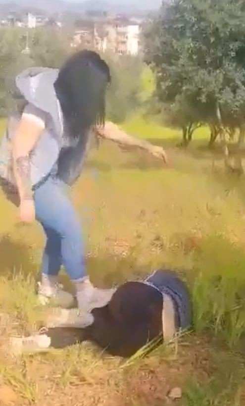 Erkek arkadaşıyla görüşen genç kızı tekme tokat dövüp, cep telefonuyla da kaydettirdi