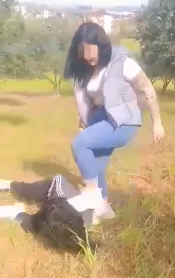 Erkek arkadaşıyla görüşen genç kızı tekme tokat dövüp, cep telefonuyla da kaydettirdi