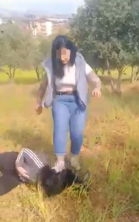 Erkek arkadaşıyla görüşen genç kızı tekme tokat dövüp, cep telefonuyla da kaydettirdi