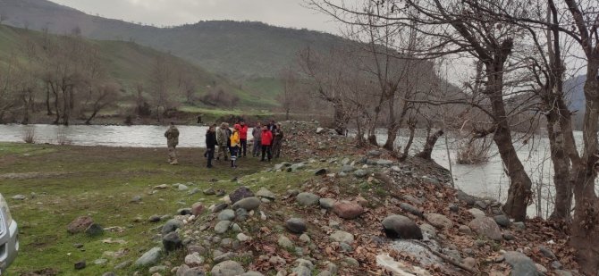 Görev değişimi sırasında dereye düştü