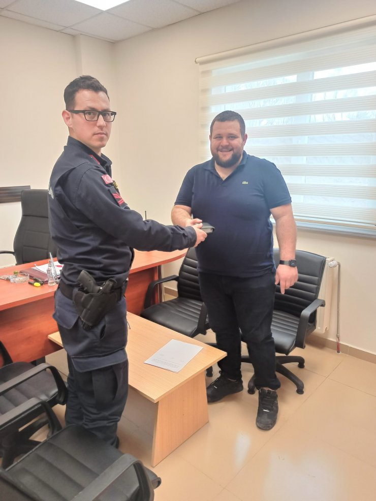 Jandarma, unutulan döviz dolu cüzdanı sahibine ulaştırdı