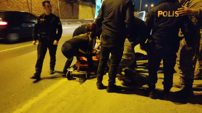 Kaldırıma çarpıp yola savrulan motosiklet sürücüsü yaralandı