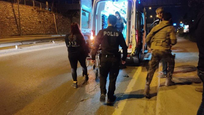 Kaldırıma çarpıp yola savrulan motosiklet sürücüsü yaralandı