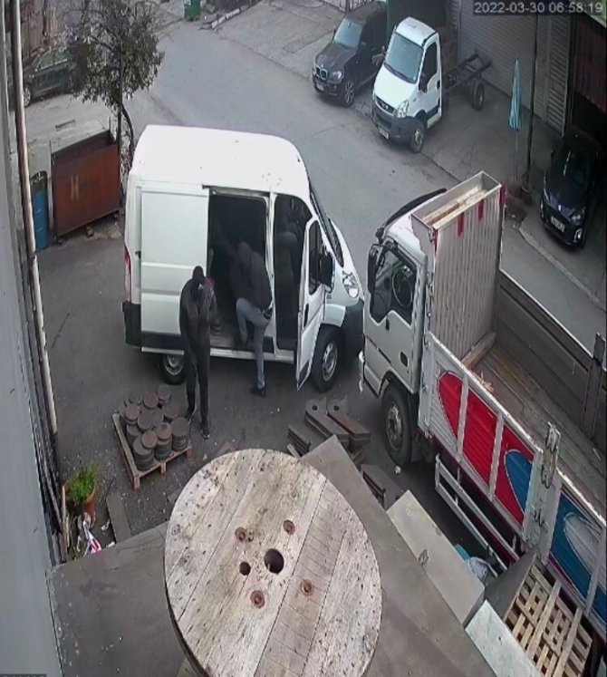 Kar maskeli hırsızların 60 bin liralık hırsızlığı kamerada