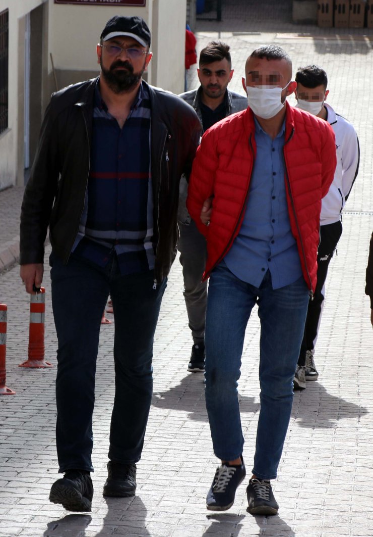 Kayseri'de 2 kişiyi bıçakla gasbeden 3 kişi yakalandı