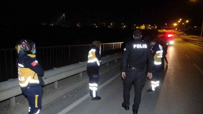 Köprüden atlamak istedi, polis ikna etti