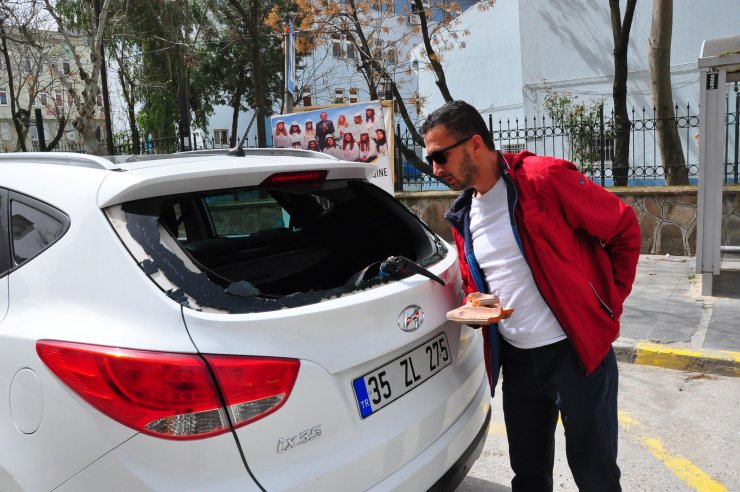 Manisa'da kum fırtınası; çatıdaki kiremitler uçtu, araçlar hasar gördü