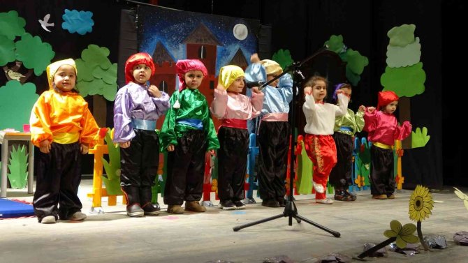 Miniklerden tiyatro gösterisi