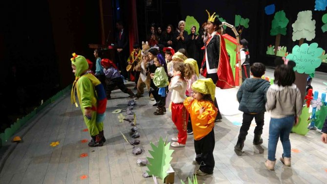 Miniklerden tiyatro gösterisi