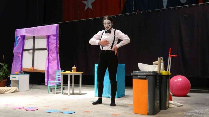 Miniklerden tiyatro gösterisi