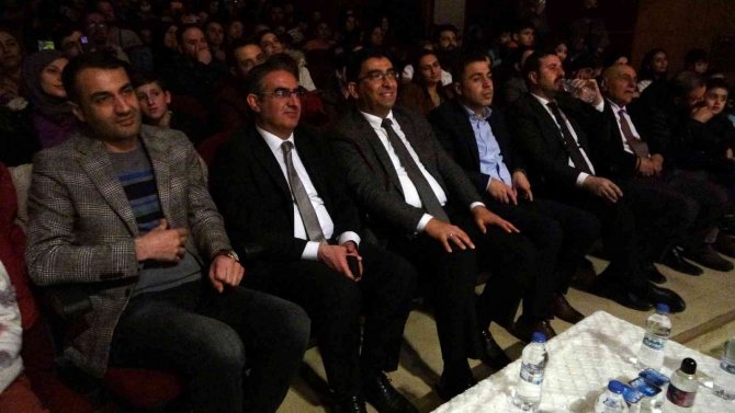 Miniklerden tiyatro gösterisi