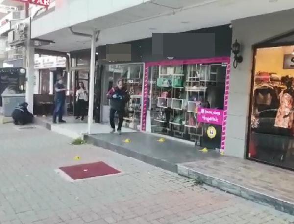 Motosikletli saldırganların işyerini kurşunlama anı kamerada