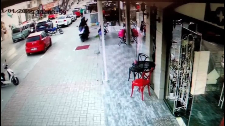 Motosikletli saldırganların işyerini kurşunlama anı kamerada