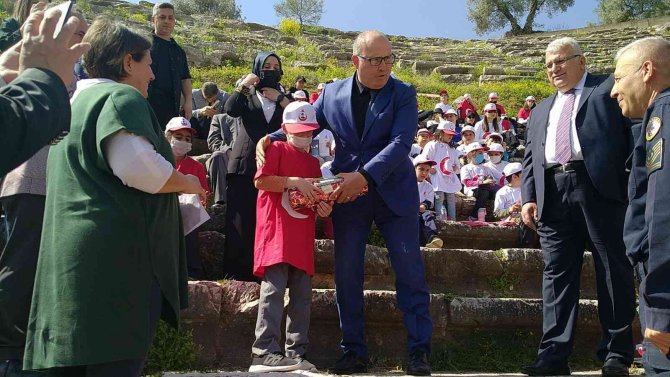 Öğrenciler kitaplarını bu kez antik kentte okudu