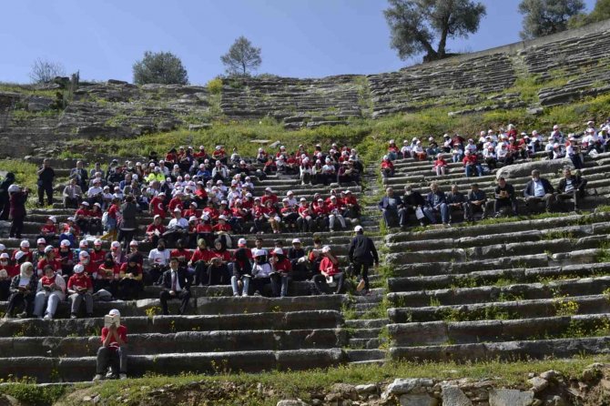 Öğrenciler kitaplarını bu kez antik kentte okudu
