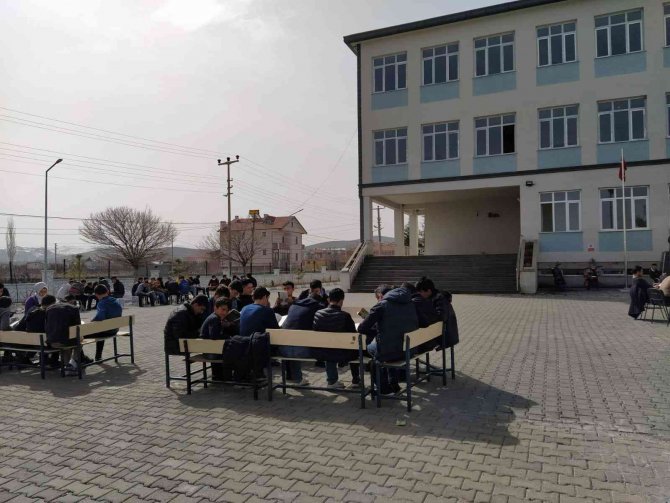 Okul bahçesinde kitap okudular