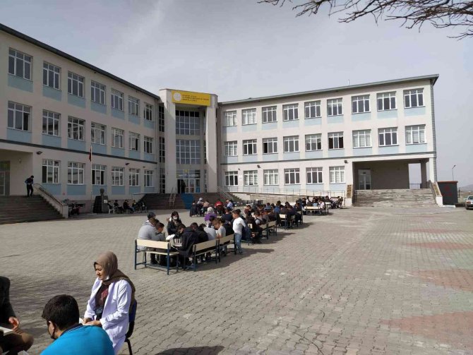 Okul bahçesinde kitap okudular