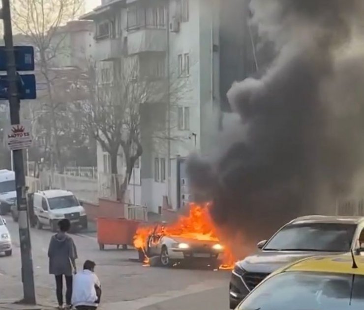 Otomobil alev alev yandı