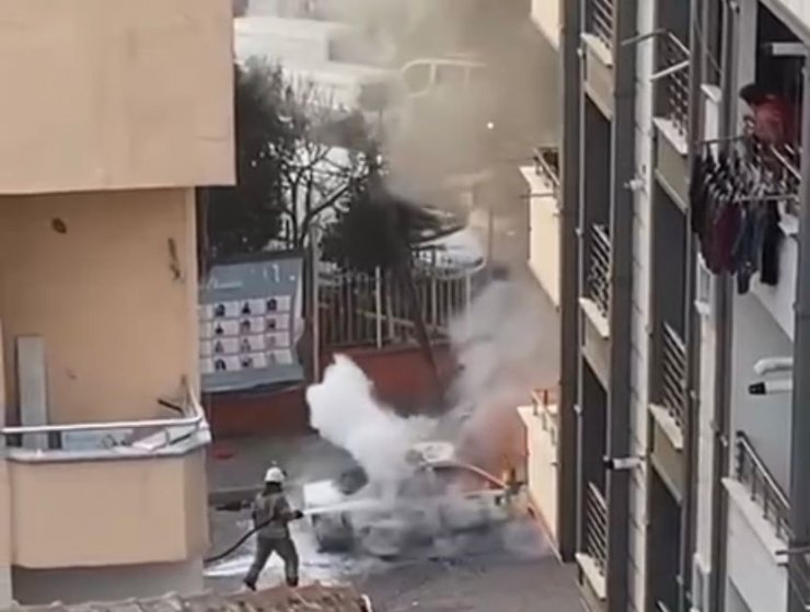 Otomobil alev alev yandı