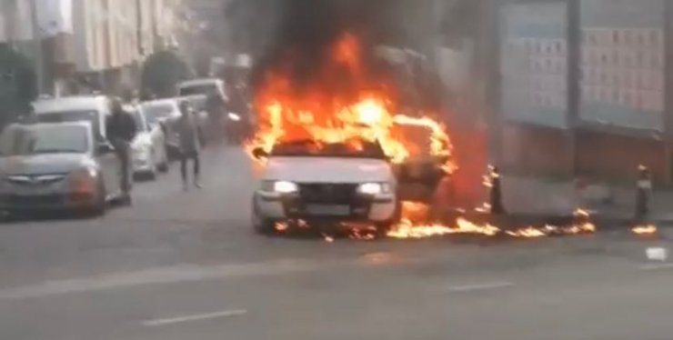 Otomobil alev alev yandı