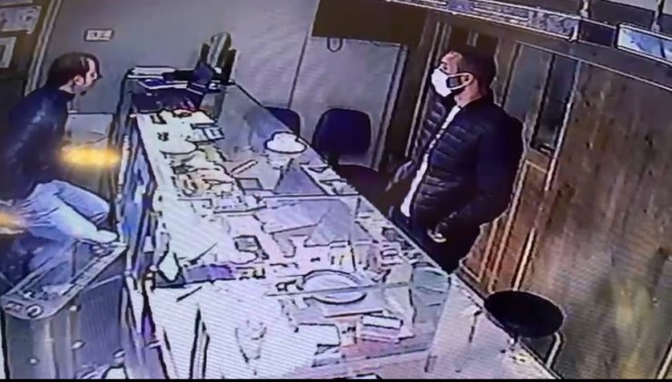 Sahte altınları kuyumcuya satmak isterken yakalandı