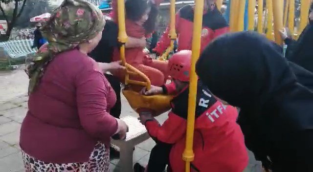 Salıncakta sıkışan çocuğu, itfaiye kurtardı