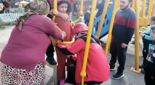 Salıncakta sıkışan çocuğu, itfaiye kurtardı