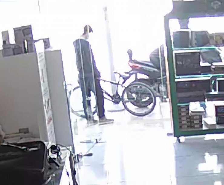 'Satın alacağım' deyip denemek istediği motosikleti çaldı; o anlar kamerada