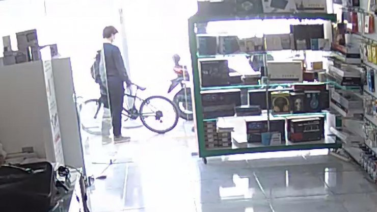 'Satın alacağım' deyip denemek istediği motosikleti çaldı; o anlar kamerada