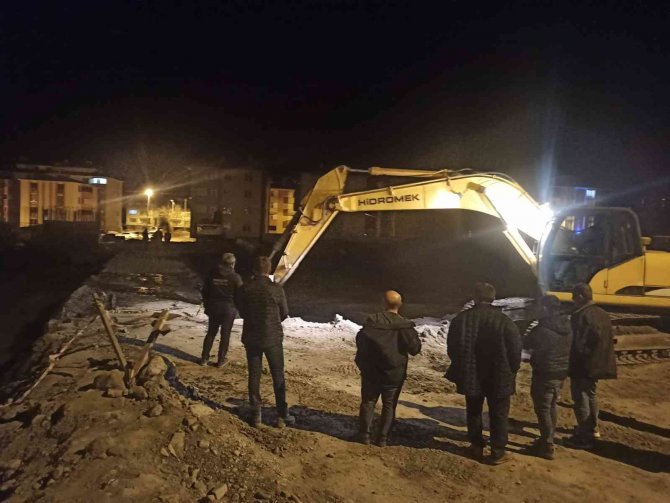 Sel felaketinin yaşandığı Bozkurt’ta kar sularının erimesiyle Ezine çayı taştı