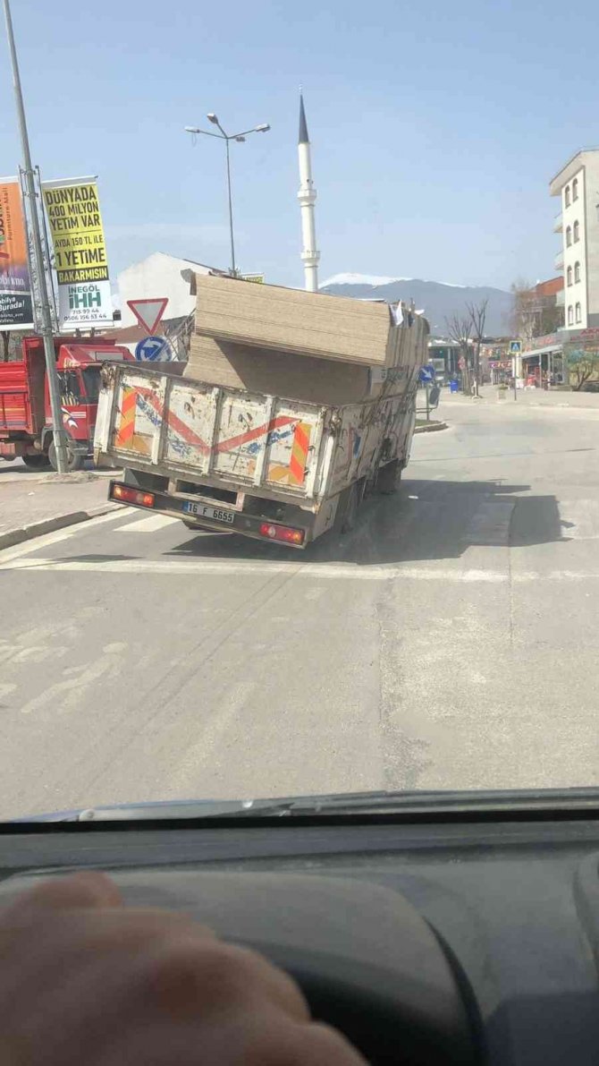 Sunta yüklü kamyonetin tehlikeli yolculuğu kamerada