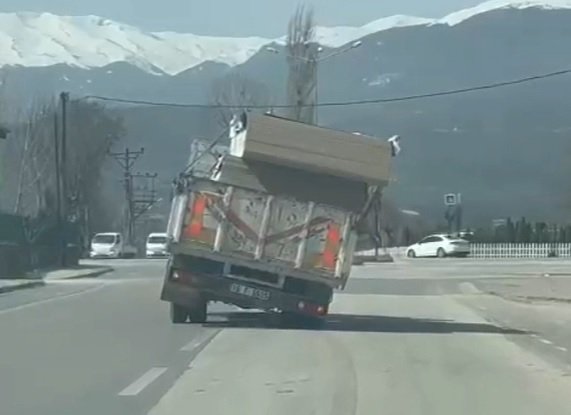 Sunta yüklü kamyonetle tehlikeli yolculuk kamerada