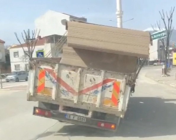 Sunta yüklü kamyonetle tehlikeli yolculuk kamerada