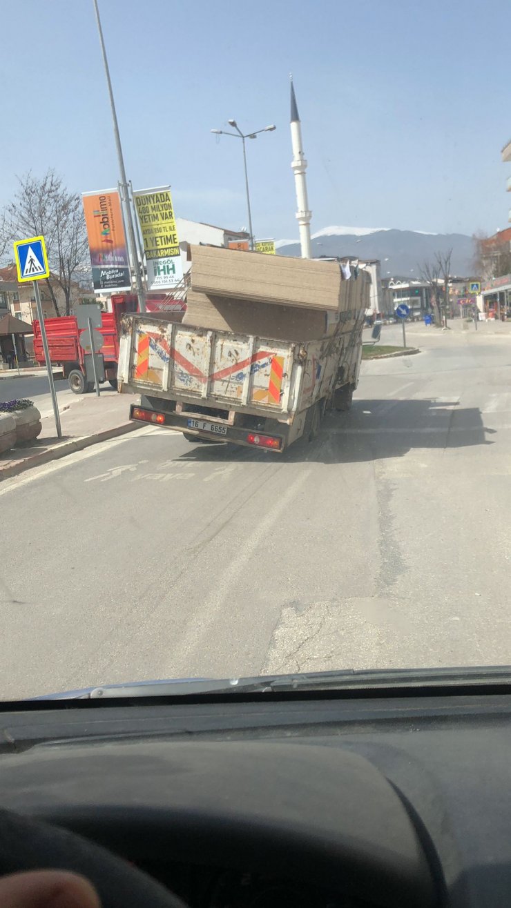 Sunta yüklü kamyonetle tehlikeli yolculuk kamerada