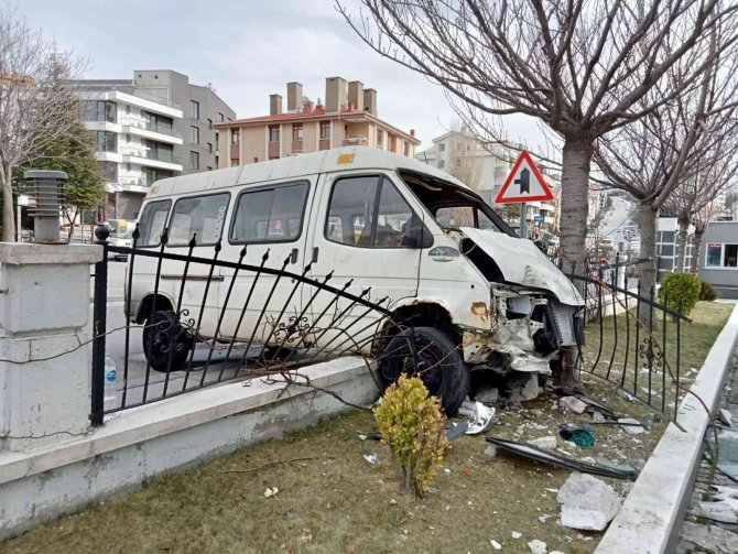 Sürücüsünün kontrolünü kaybettiği aracıyla site duvarına girdiği an kamerada