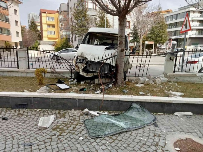 Sürücüsünün kontrolünü kaybettiği aracıyla site duvarına girdiği an kamerada