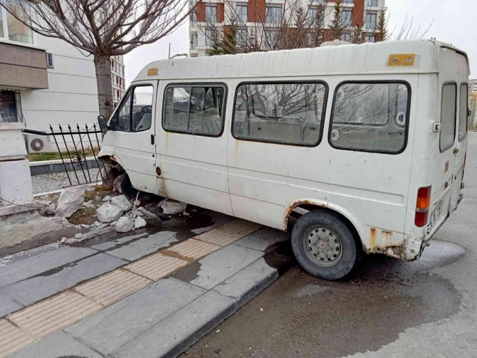 Sürücüsünün kontrolünü kaybettiği aracıyla site duvarına girdiği an kamerada