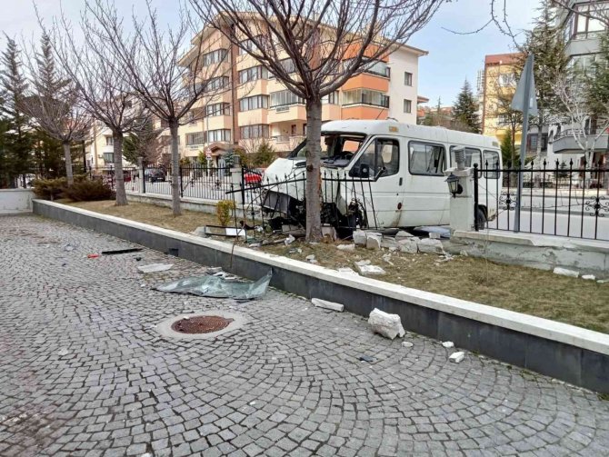 Sürücüsünün kontrolünü kaybettiği aracıyla site duvarına girdiği an kamerada