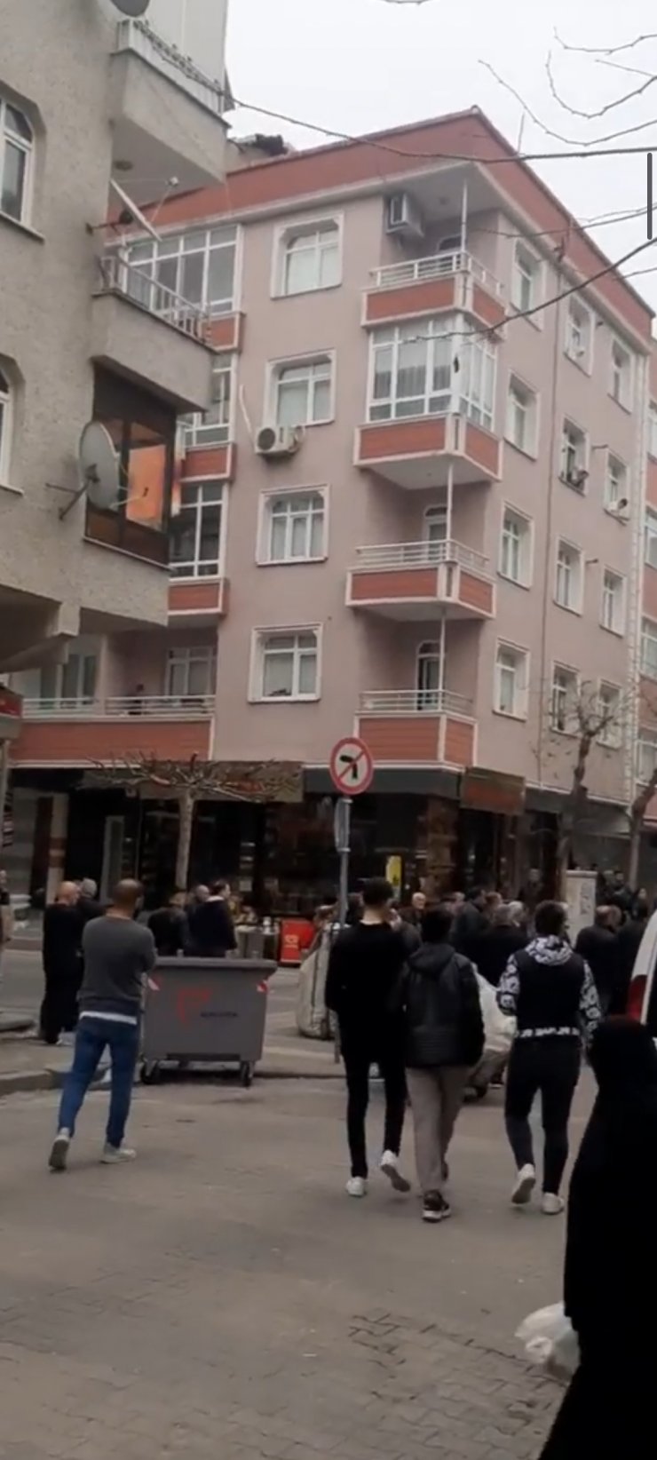 Tabureli, bıçaklı ve sopalı kavga kamerada 