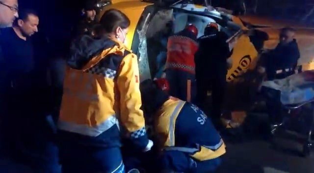 TEM’de feci kaza, otomobille çarpışan minibüs metrelerce sürüklendi: 7 yaralı