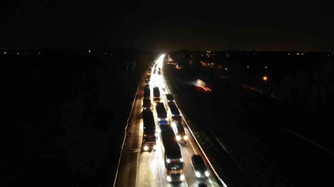 TEM’de feci kaza, otomobille çarpışan minibüs metrelerce sürüklendi: 7 yaralı