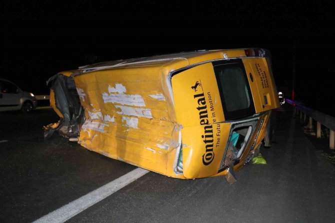 TEM’de feci kaza, otomobille çarpışan minibüs metrelerce sürüklendi: 7 yaralı