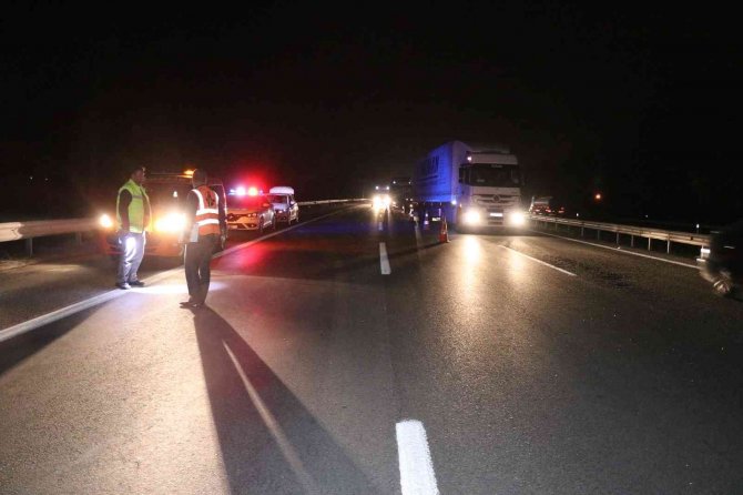 TEM’de feci kaza, otomobille çarpışan minibüs metrelerce sürüklendi: 7 yaralı